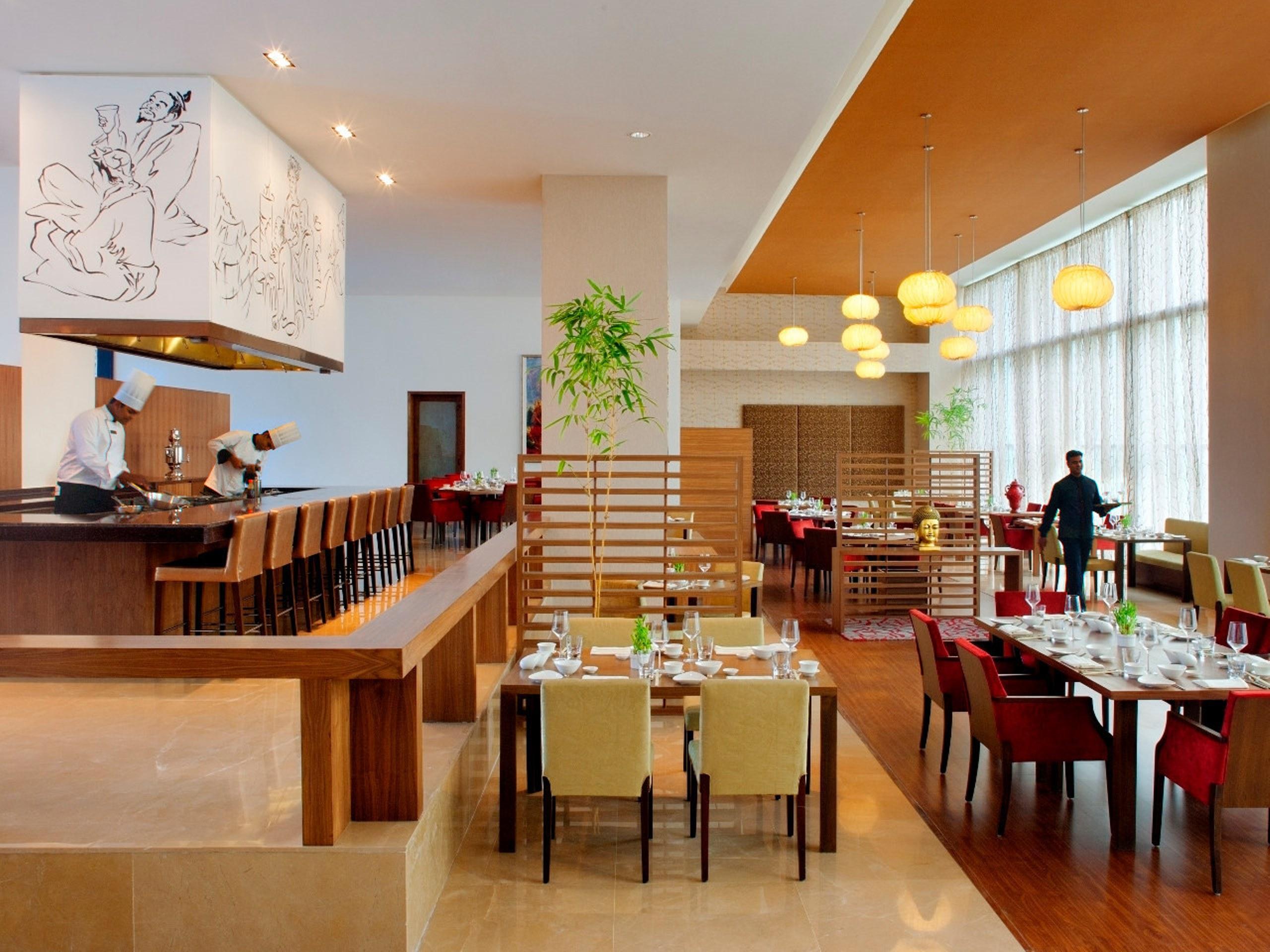 Radisson Blu Plaza Hotel Hyderabad Banjara Hills Exterior foto The restaurant