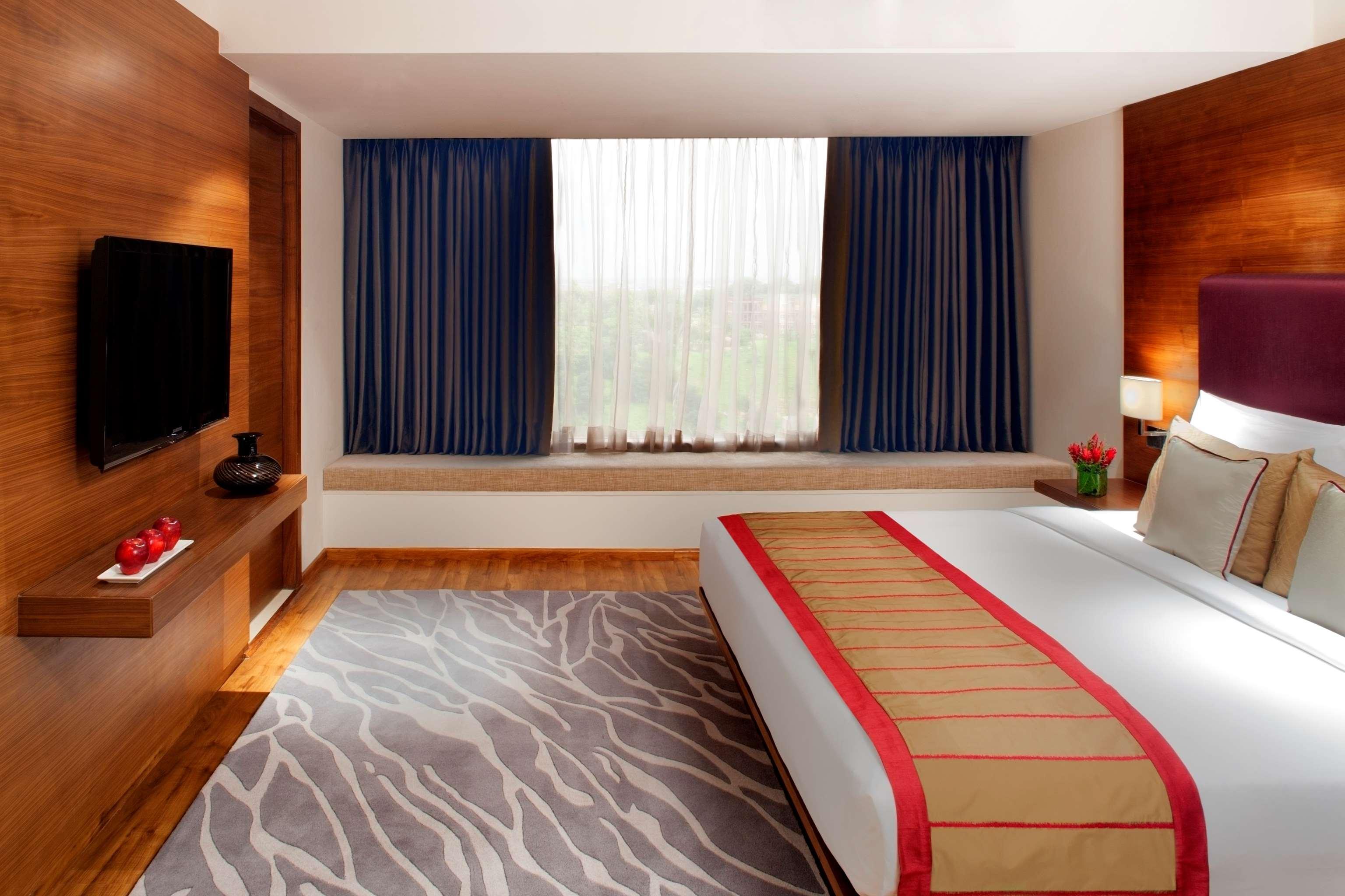 Radisson Blu Plaza Hotel Hyderabad Banjara Hills Exterior foto Deluxe Room
