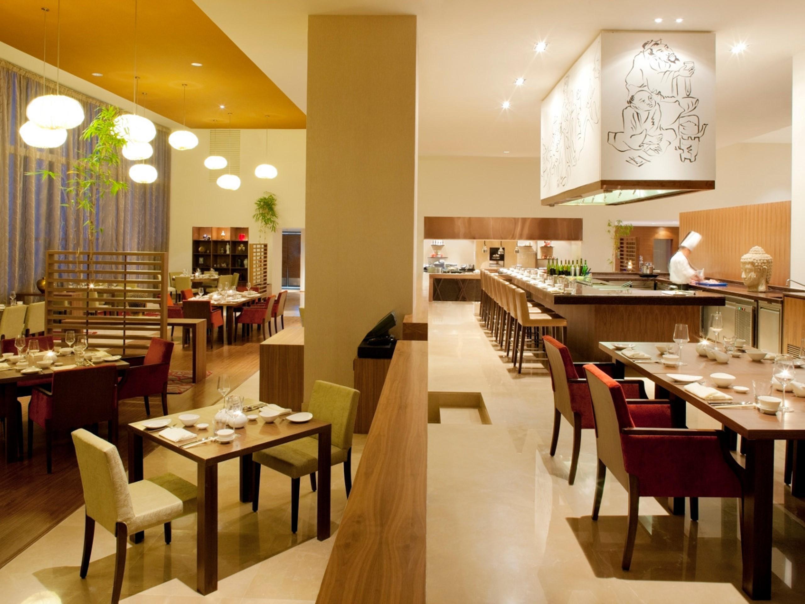 Radisson Blu Plaza Hotel Hyderabad Banjara Hills Exterior foto The restaurant