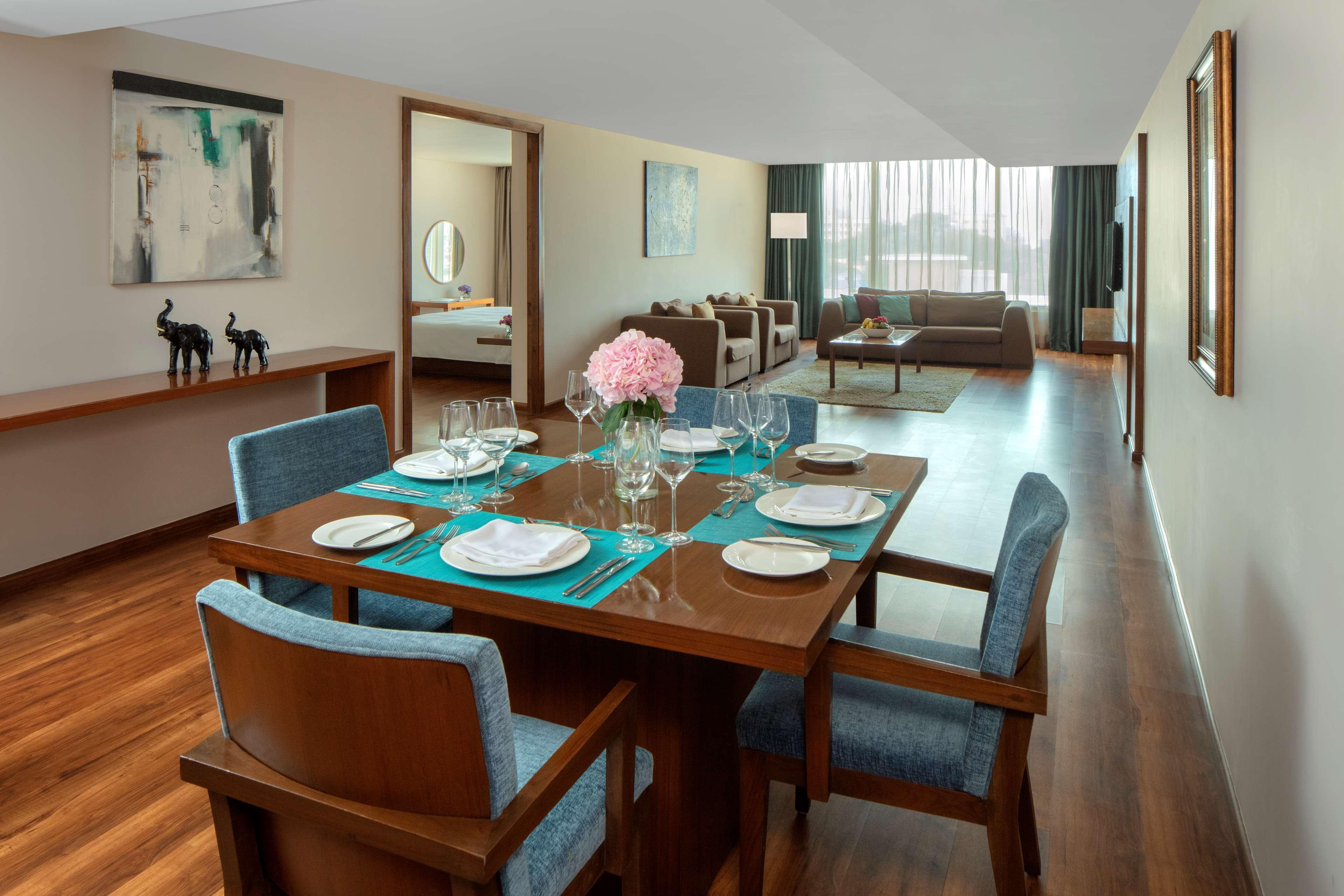 Radisson Blu Plaza Hotel Hyderabad Banjara Hills Exterior foto A suite at the hotel