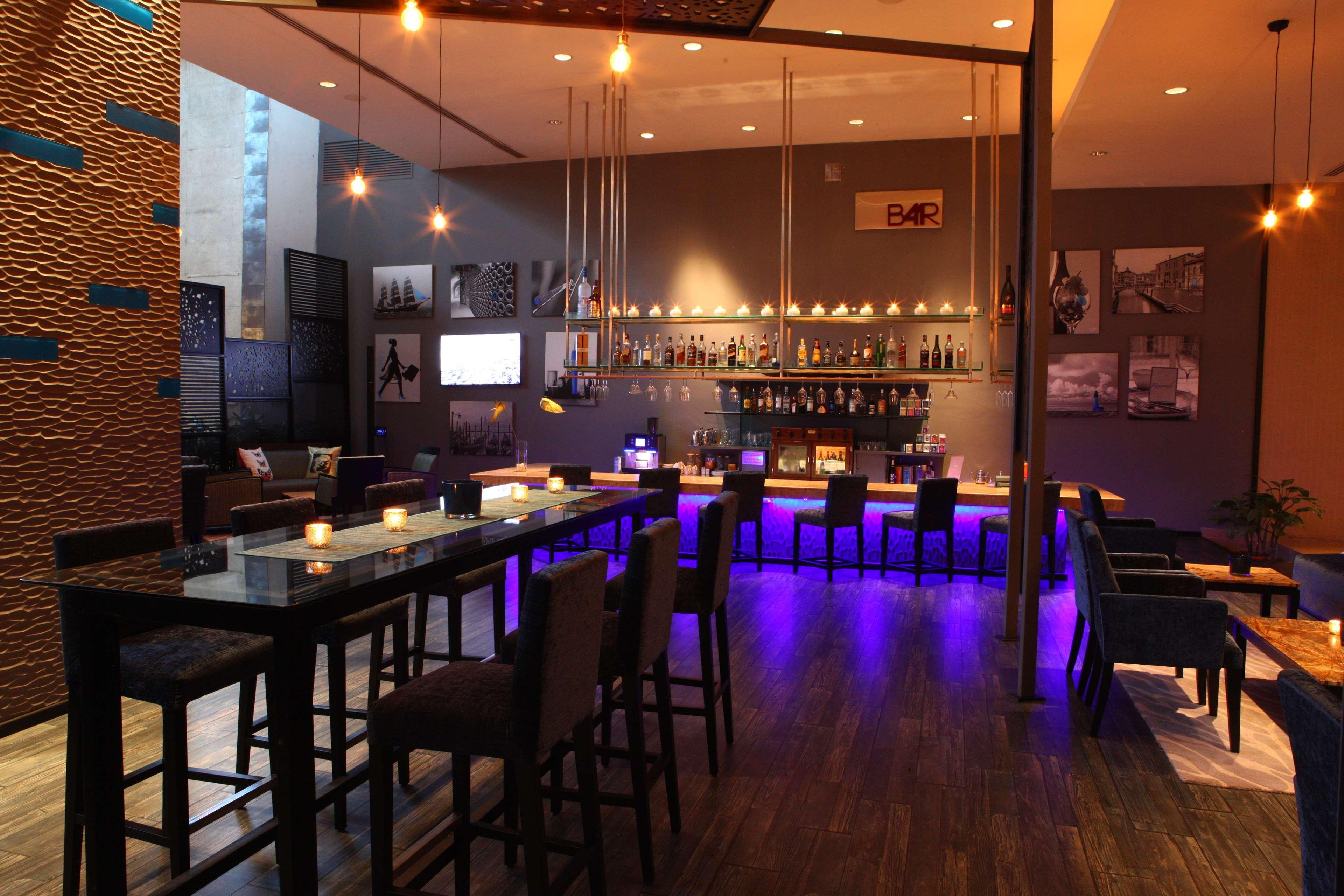 Radisson Blu Plaza Hotel Hyderabad Banjara Hills Exterior foto The bar at the hotel