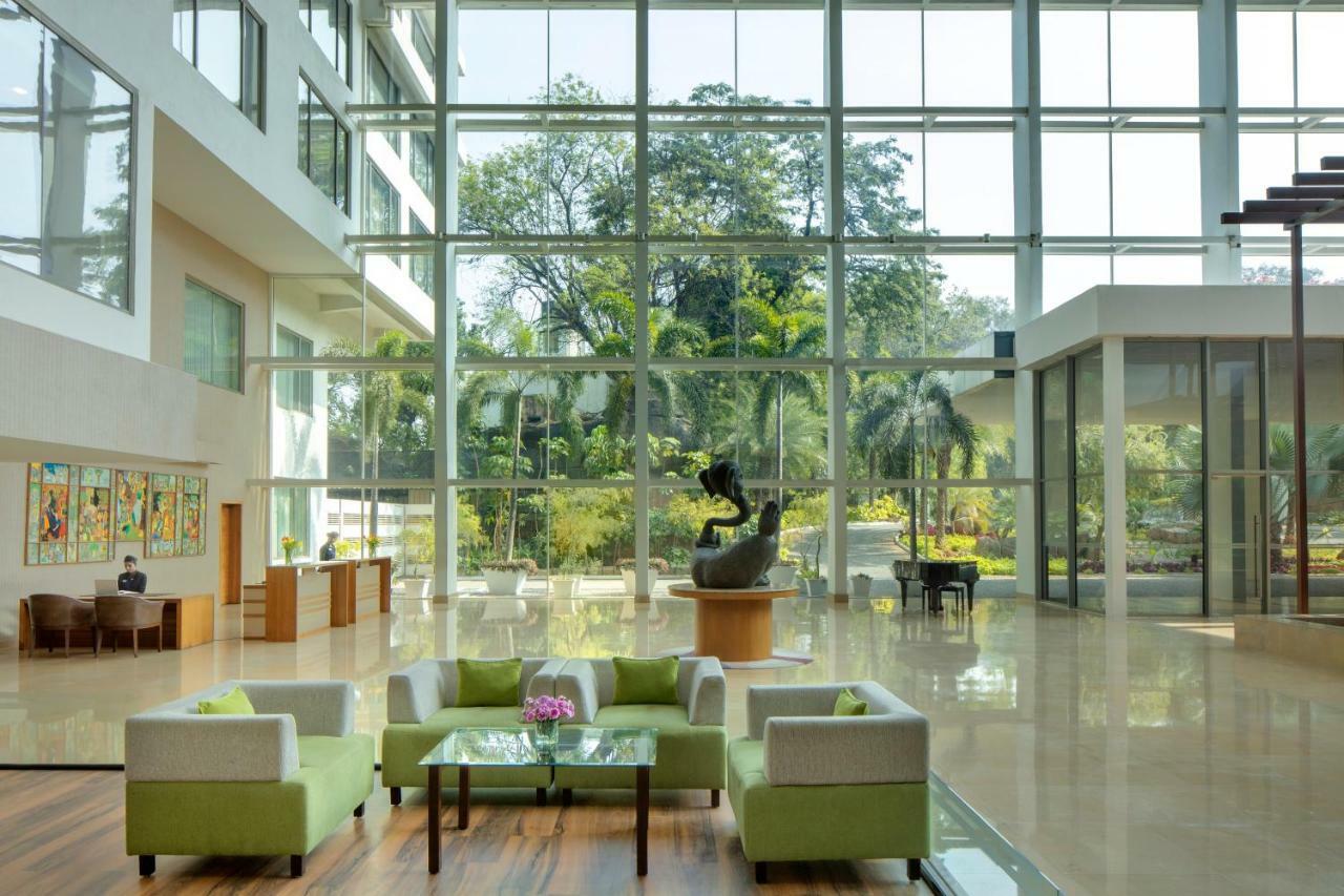Radisson Blu Plaza Hotel Hyderabad Banjara Hills Exterior foto The lobby of the Park Hotel, New Delhi